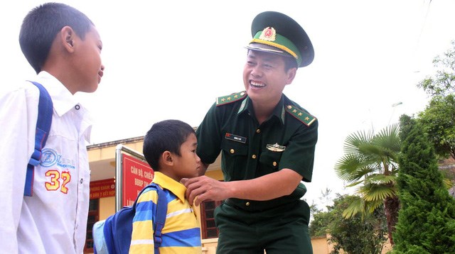 Những thầy giáo mang quân hàm xanh nơi biên cương Tổ quốc (18/11/2017)